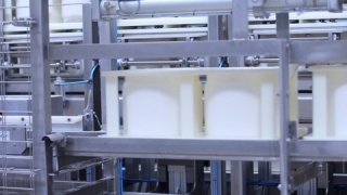 工廠奶酪生產(chǎn)正版超高清4k商用授權(quán)視頻素材下載(編號:CnLQcPbfcI72Vyi)-新片場素材